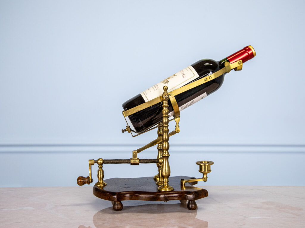 BN4A6090 Вінтажний декантер на дерев’яній підставці