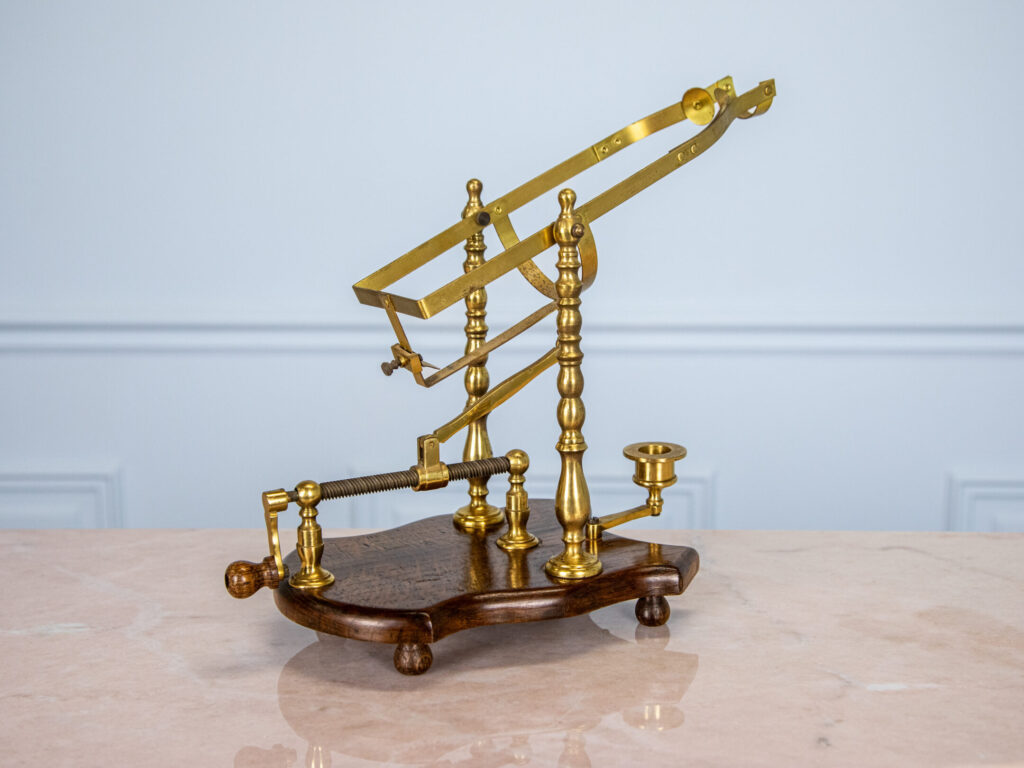 BN4A6096 Вінтажний декантер на дерев’яній підставці