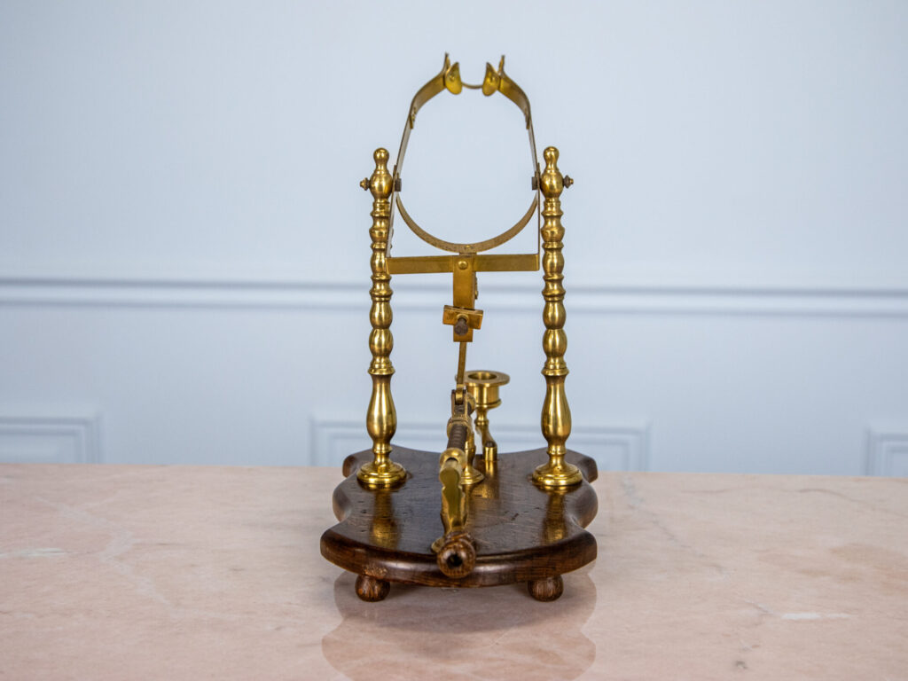 BN4A6099 – копія Вінтажний декантер на дерев’яній підставці