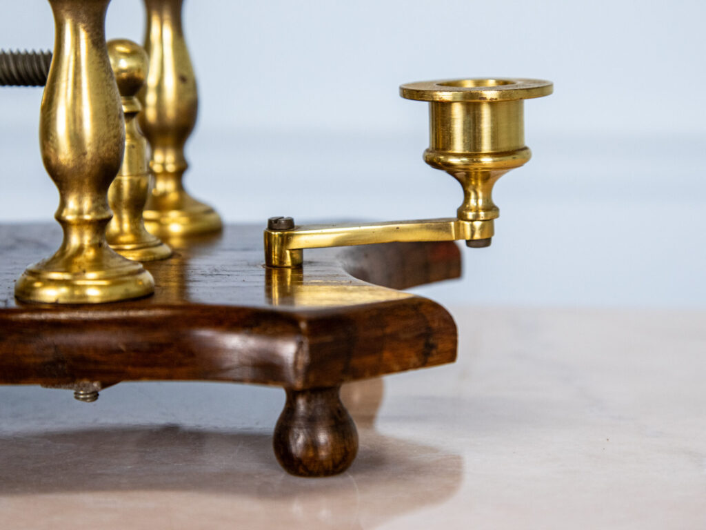 BN4A6101 – копія Вінтажний декантер на дерев’яній підставці