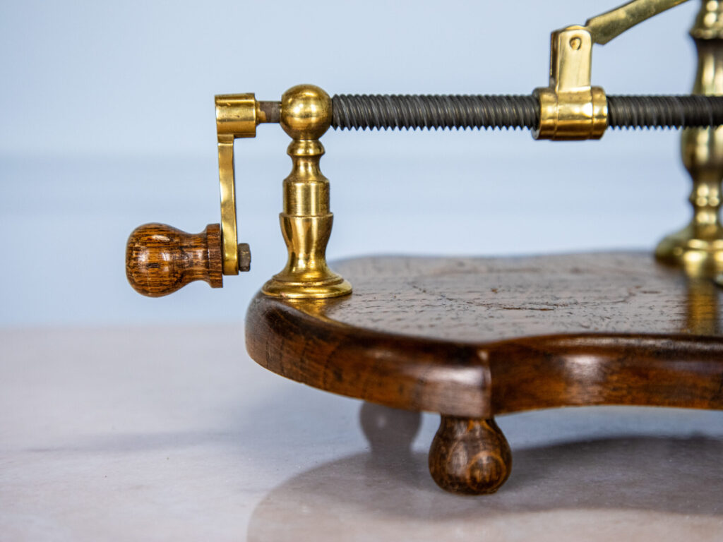 BN4A6103 – копія Вінтажний декантер на дерев’яній підставці