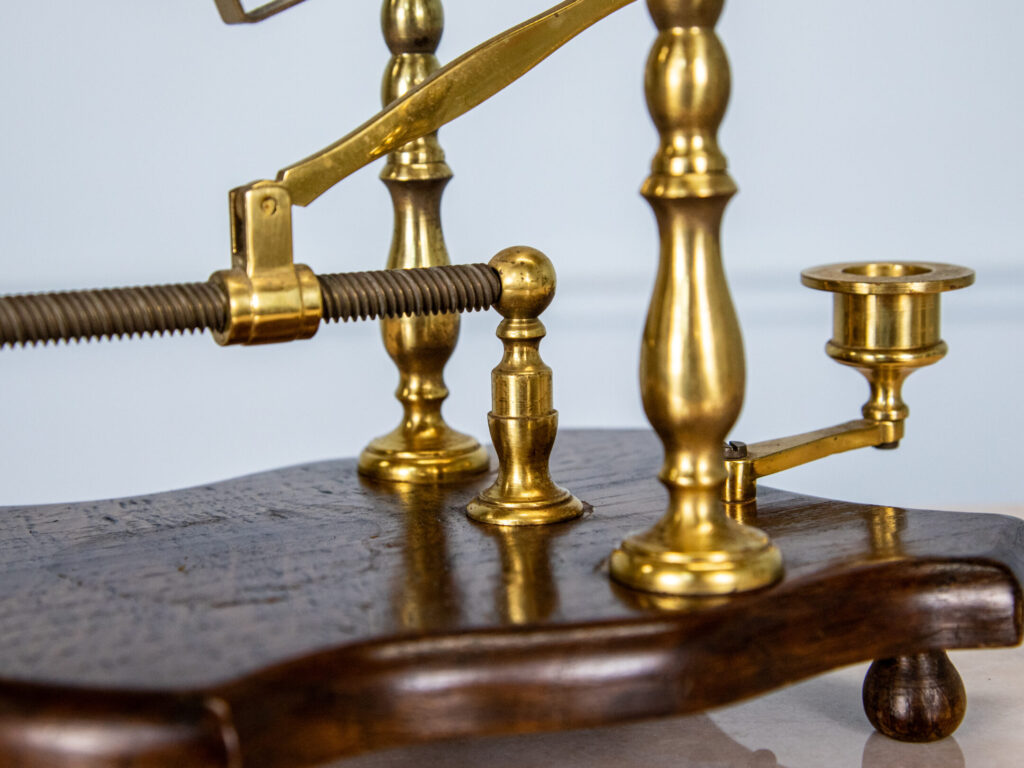 BN4A6105 – копія Вінтажний декантер на дерев’яній підставці