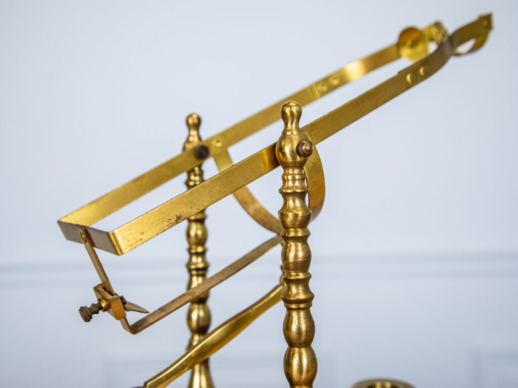 BN4A6107 – копія Вінтажний декантер на дерев’яній підставці