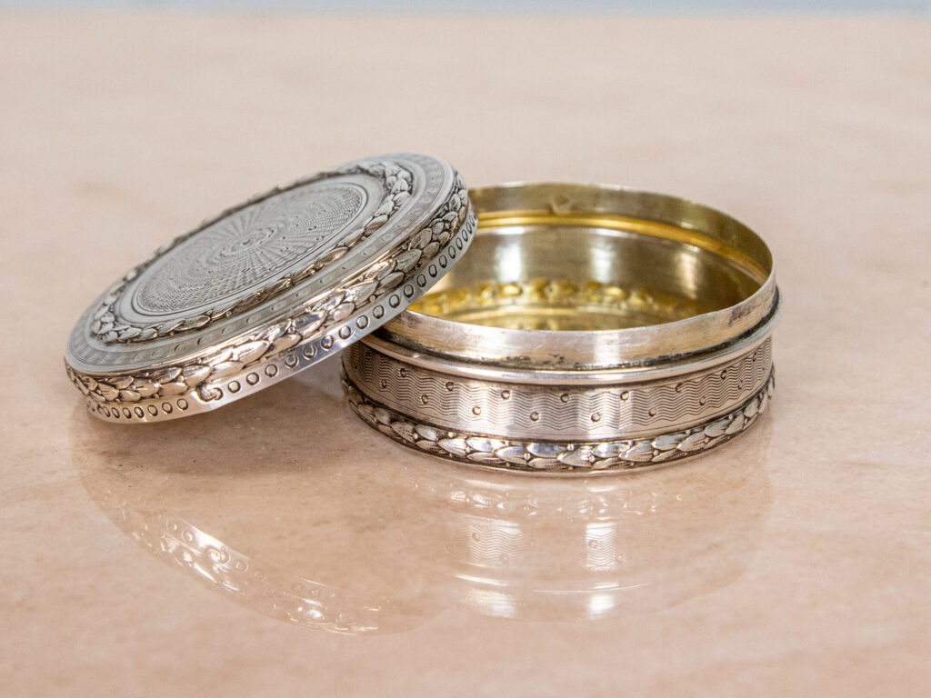 BN4A6176 Серебряная шкатулка в стиле Людовика XVI