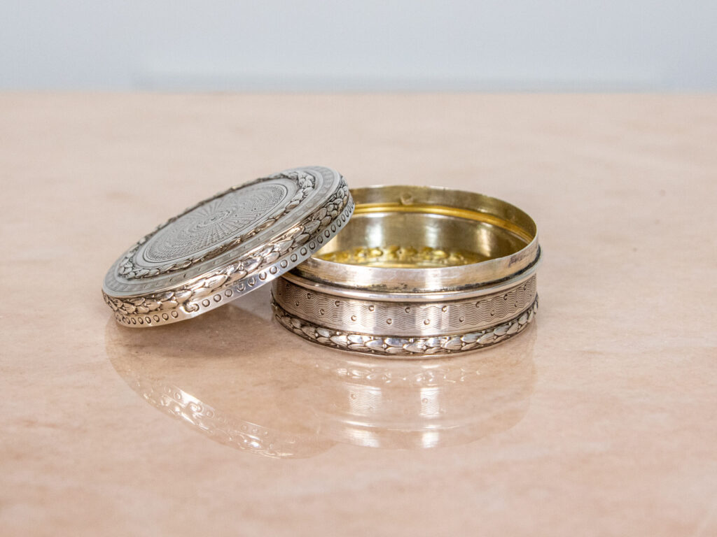 BN4A6178 Серебряная шкатулка в стиле Людовика XVI