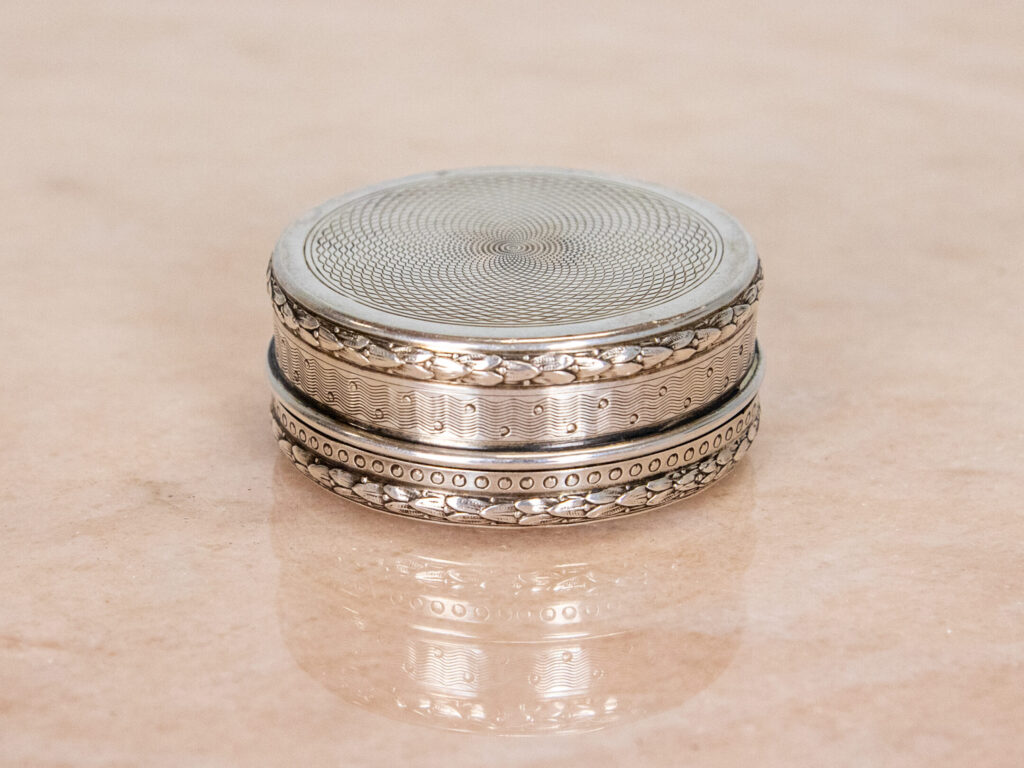 BN4A6180 Серебряная шкатулка в стиле Людовика XVI