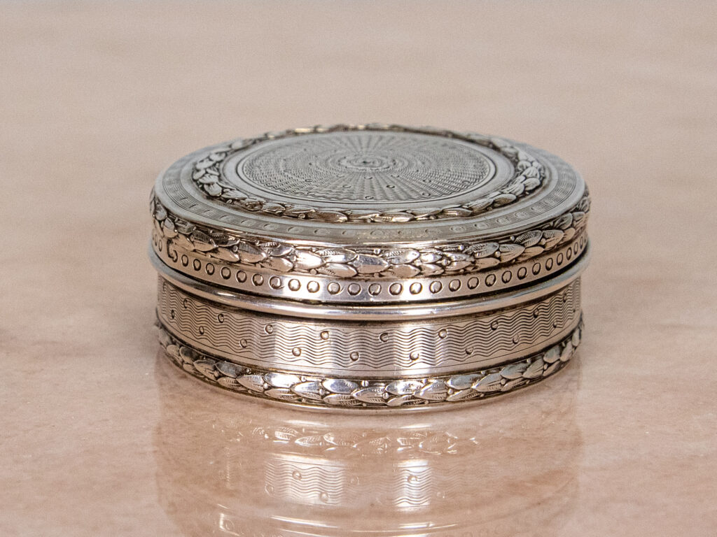 BN4A6182 Серебряная шкатулка в стиле Людовика XVI