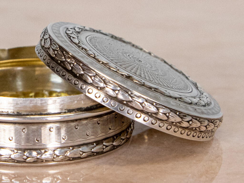 BN4A6184 Серебряная шкатулка в стиле Людовика XVI