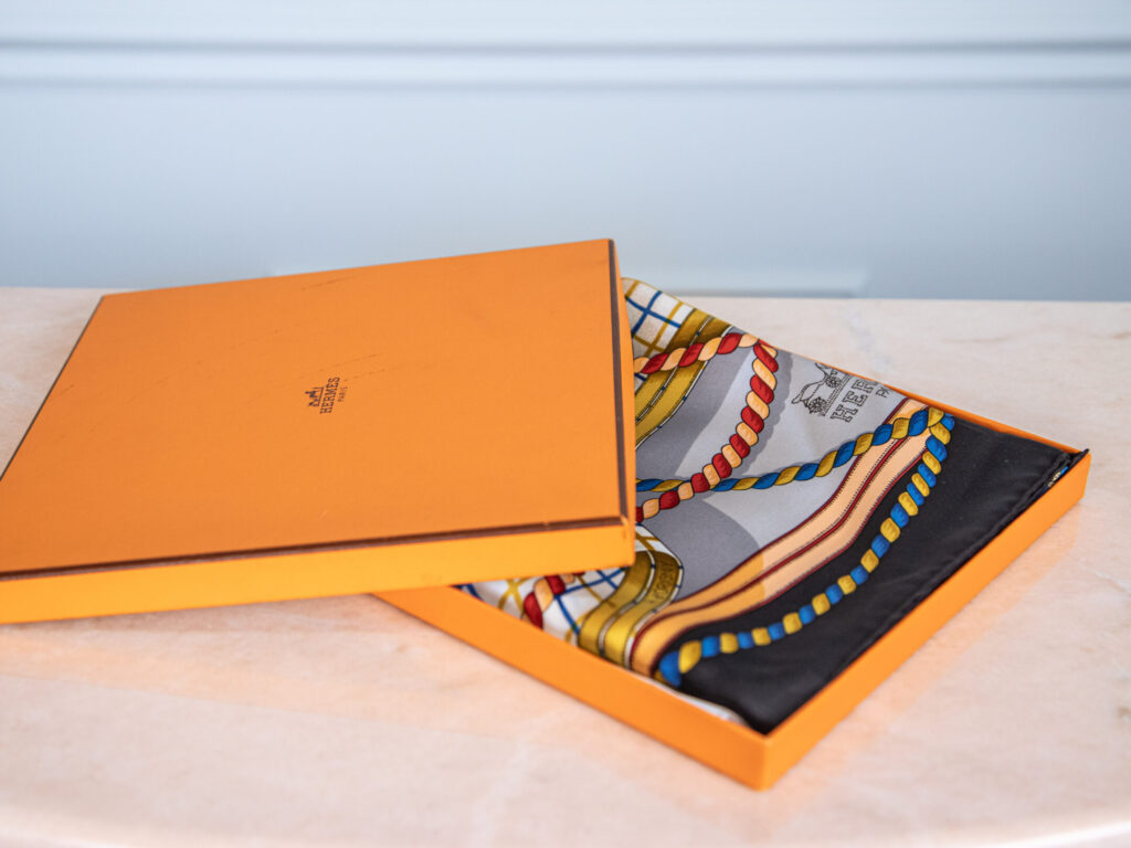 Вінтажна шовкова хустка Hermès Carré 90 «Grand Tenue»