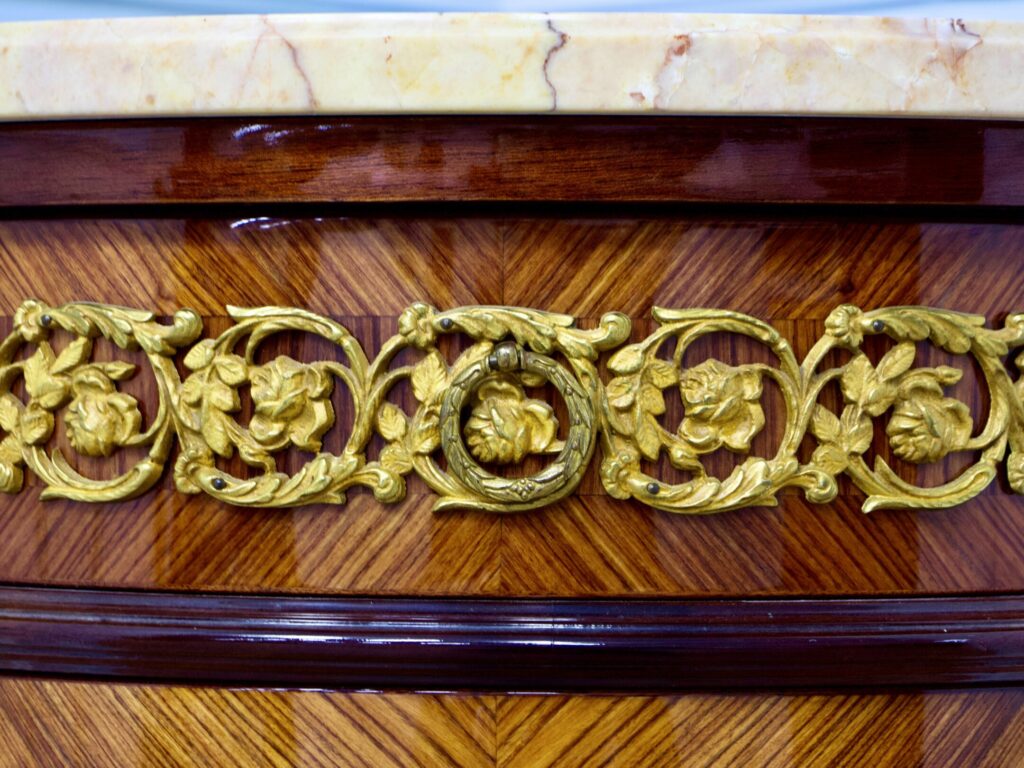Антикварна кутова шафка в стилі Людовика XVI