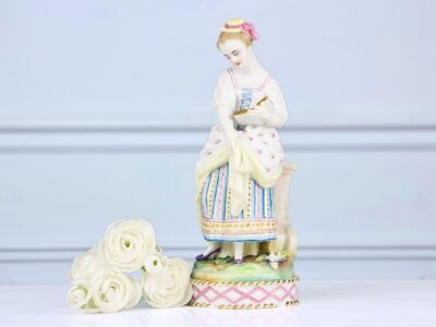 Антикварна порцелянова статуетка «Дама з книгою»