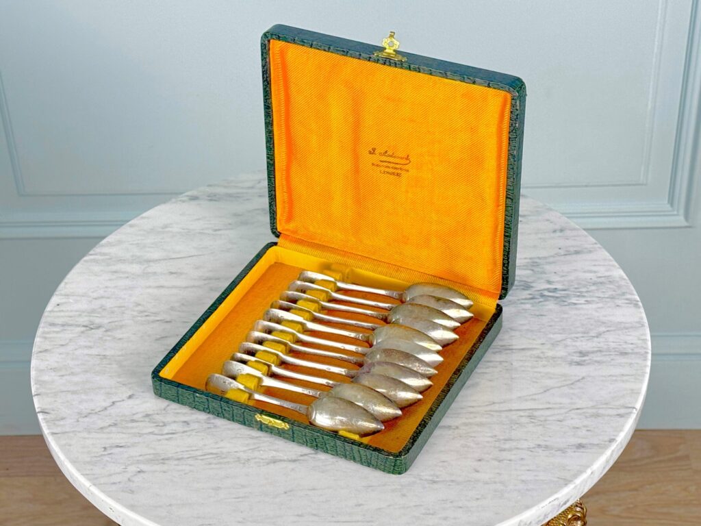 Антикварні срібні чайні ложки у футлярі