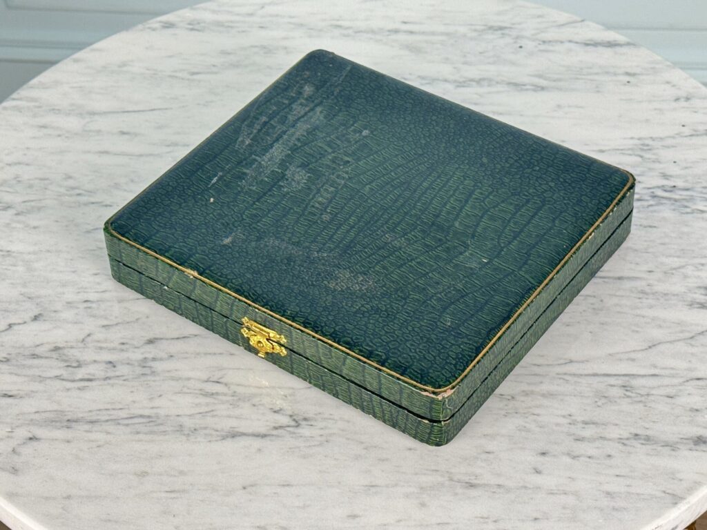 Антикварні срібні чайні ложки у футлярі