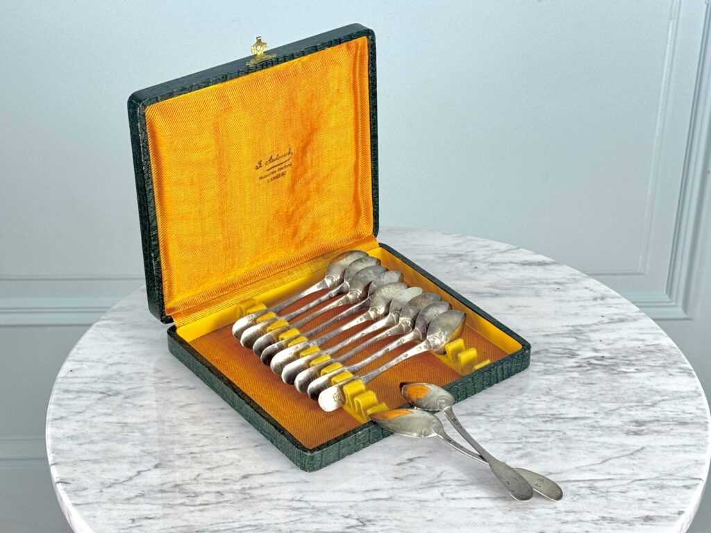 Антикварні срібні чайні ложки у футлярі