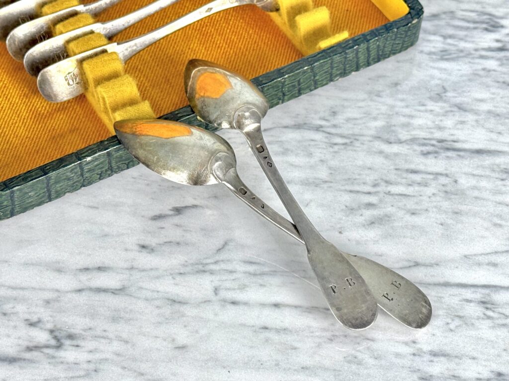 Антикварні срібні чайні ложки у футлярі