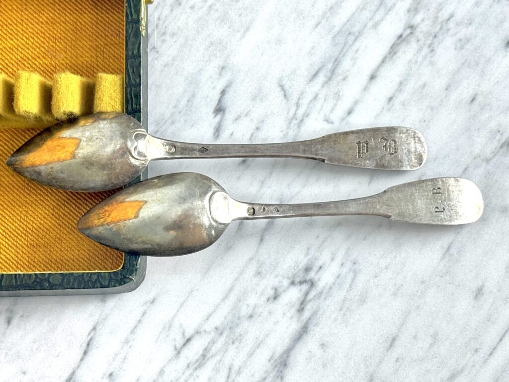 Антикварні срібні чайні ложки у футлярі