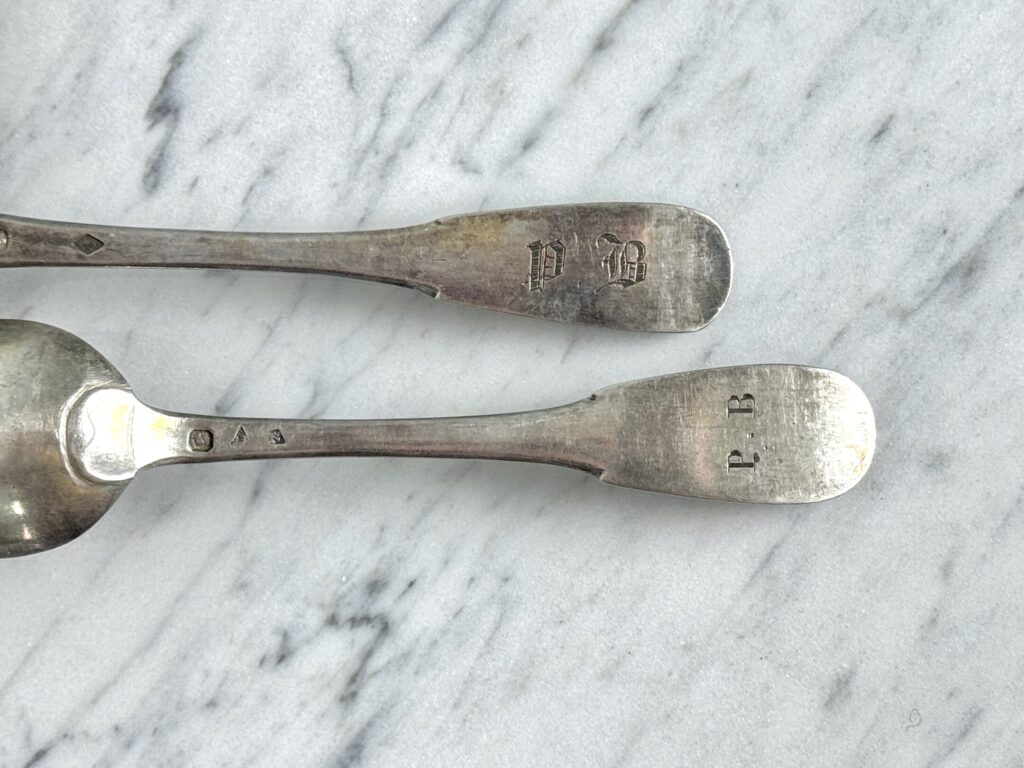Антикварні срібні чайні ложки у футлярі