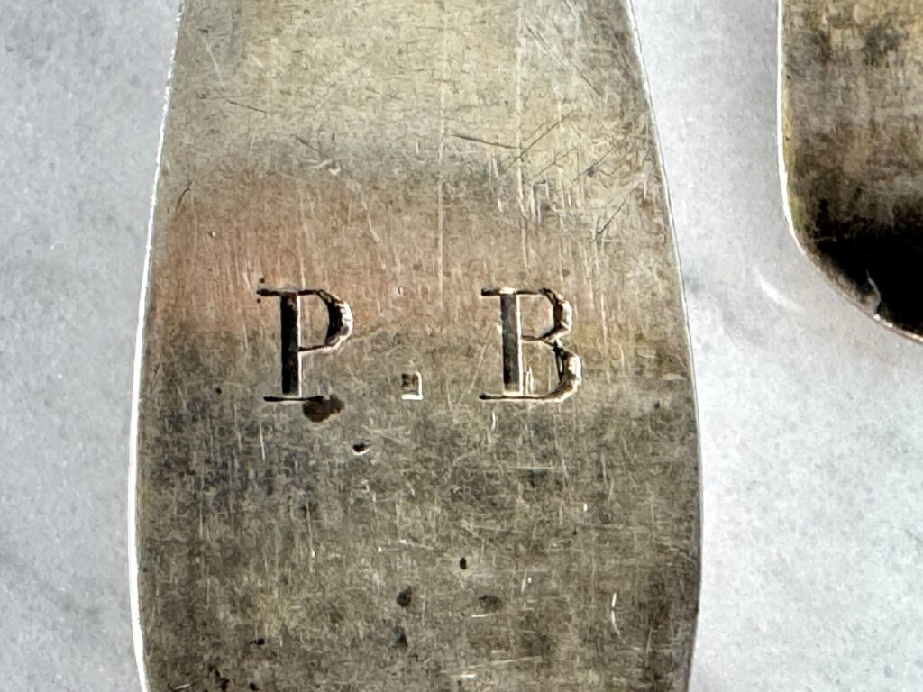 Антикварні срібні чайні ложки у футлярі