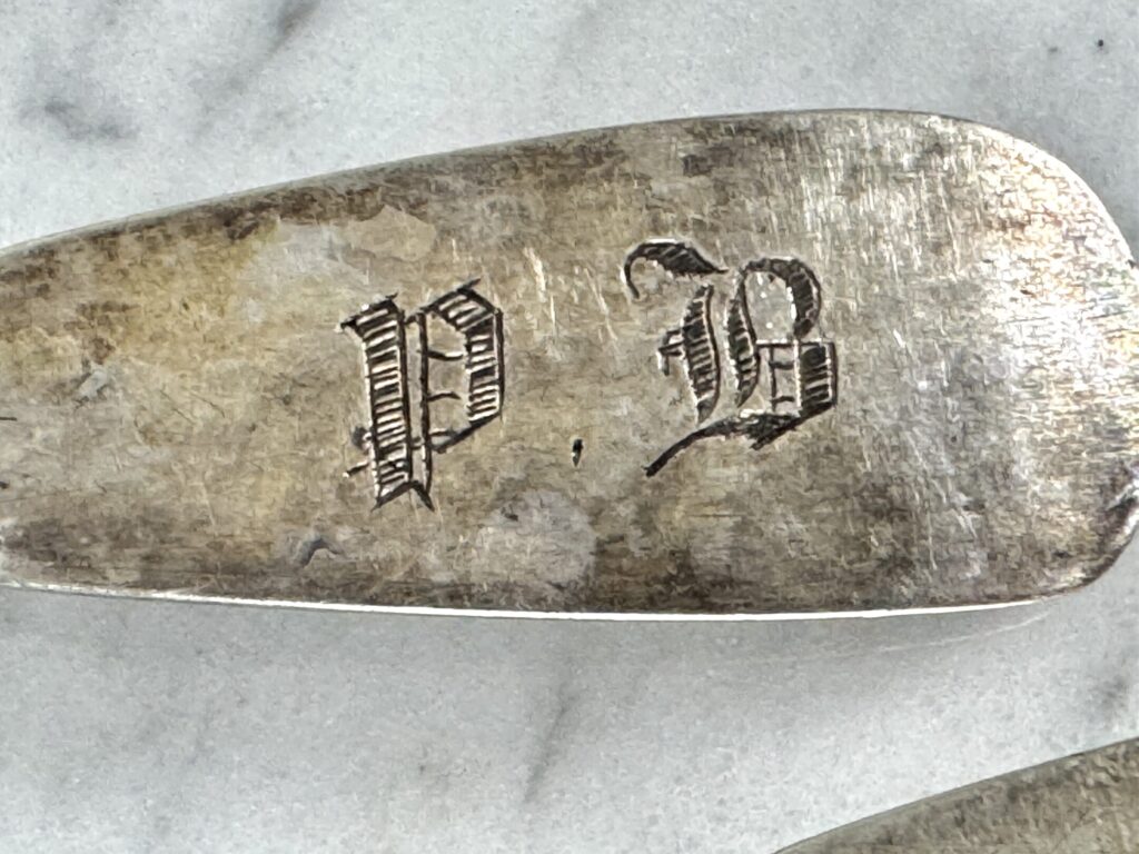 Антикварні срібні чайні ложки у футлярі