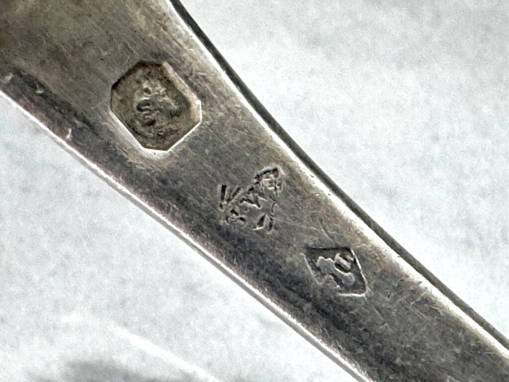 Антикварні срібні чайні ложки у футлярі