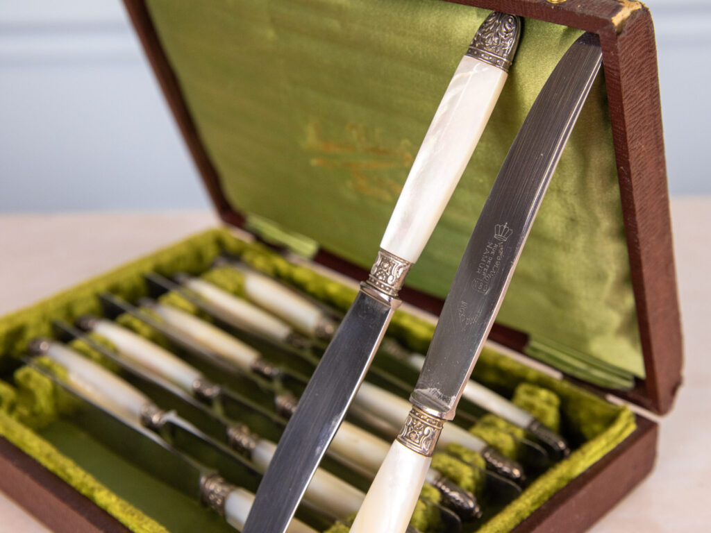 BN4A7140 Набір антикварних ножів