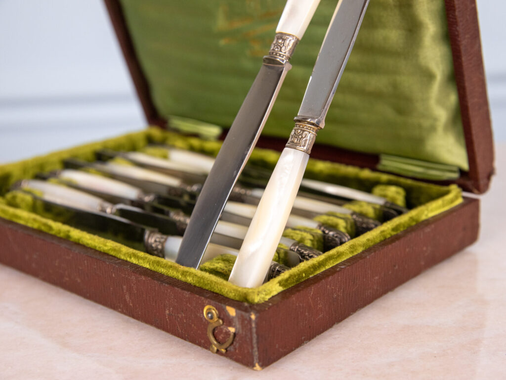 BN4A7143 Набір антикварних ножів