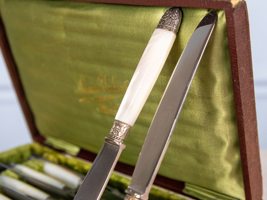 BN4A7146 Набір антикварних ножів