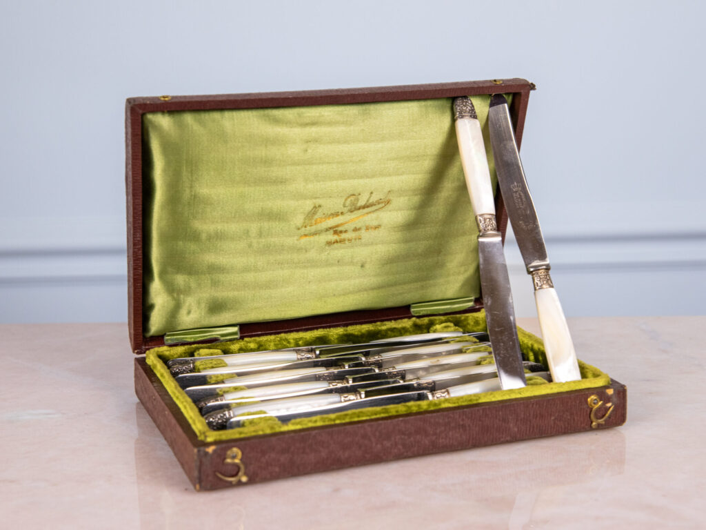 BN4A7149 Набір антикварних ножів