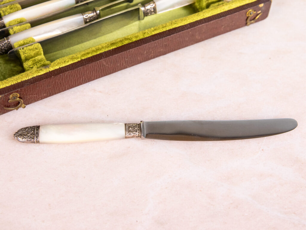 BN4A7156 Набір антикварних ножів