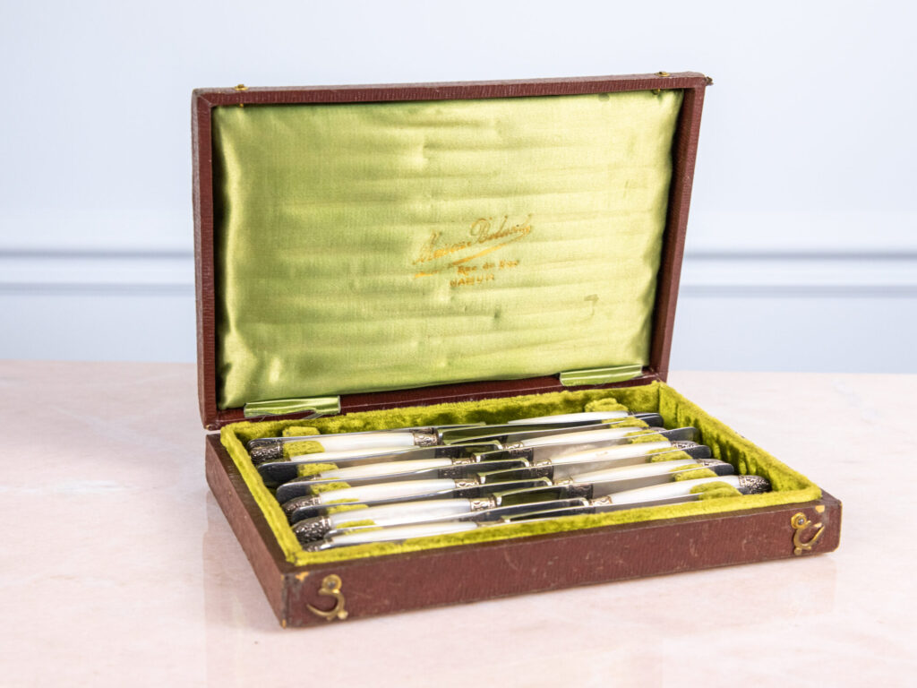 BN4A7161 Набір антикварних ножів