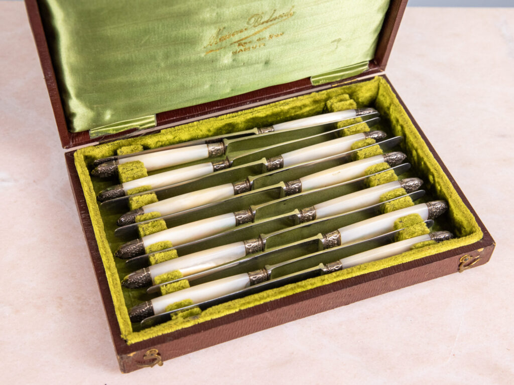 BN4A7163 Набір антикварних ножів