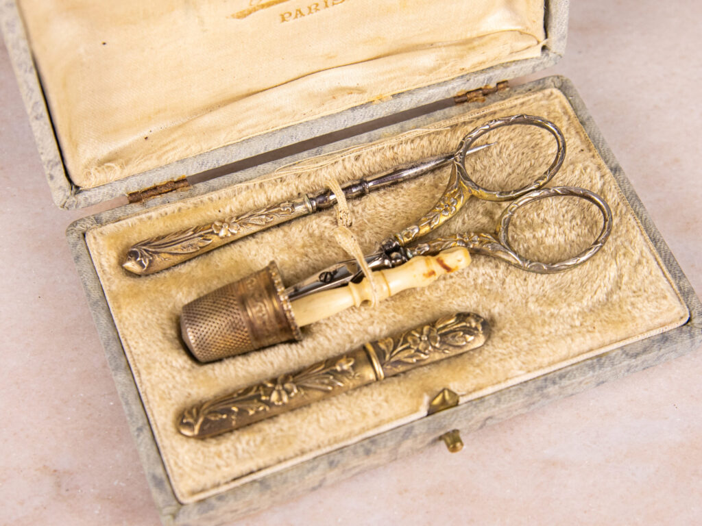 BN4A7249 Антикварний срібний набір для шиття
