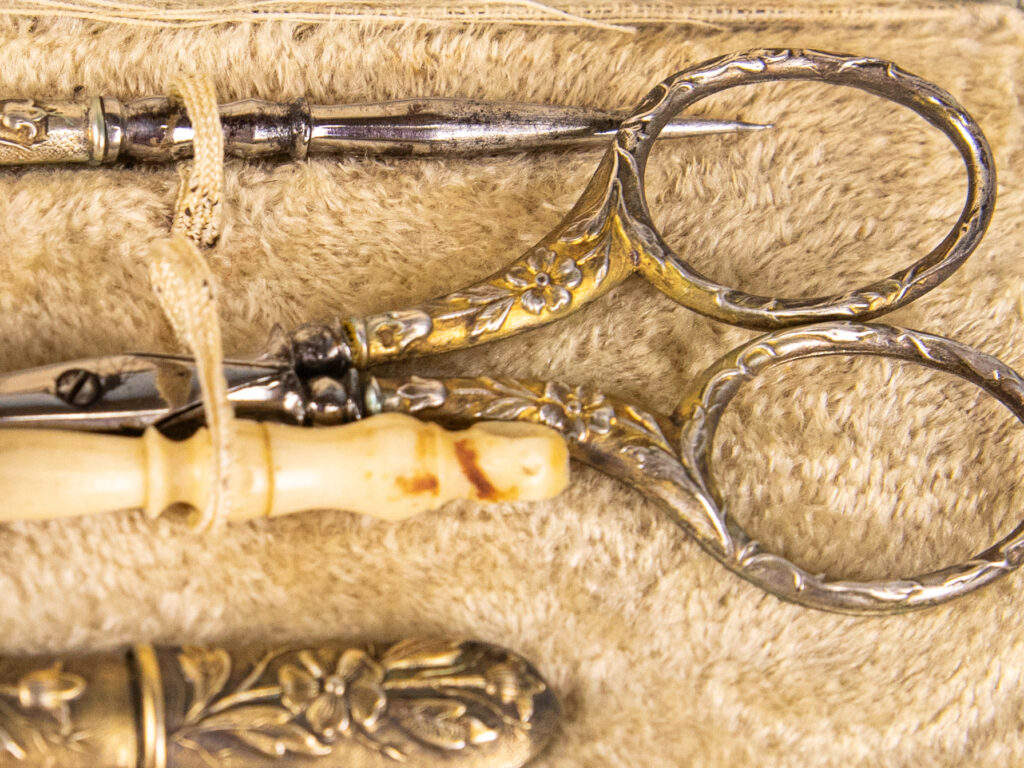 BN4A7249-2 Антикварний срібний набір для шиття