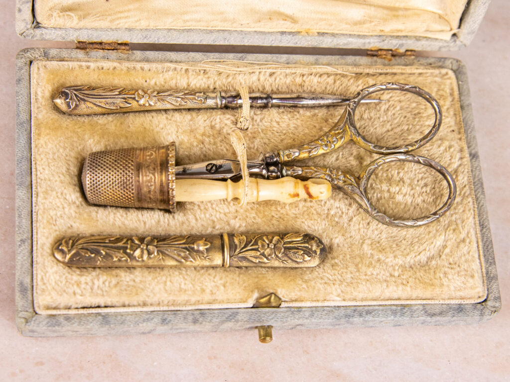 BN4A7250 Антикварний срібний набір для шиття