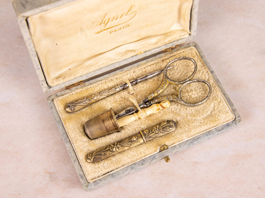 BN4A7251 Антикварний срібний набір для шиття