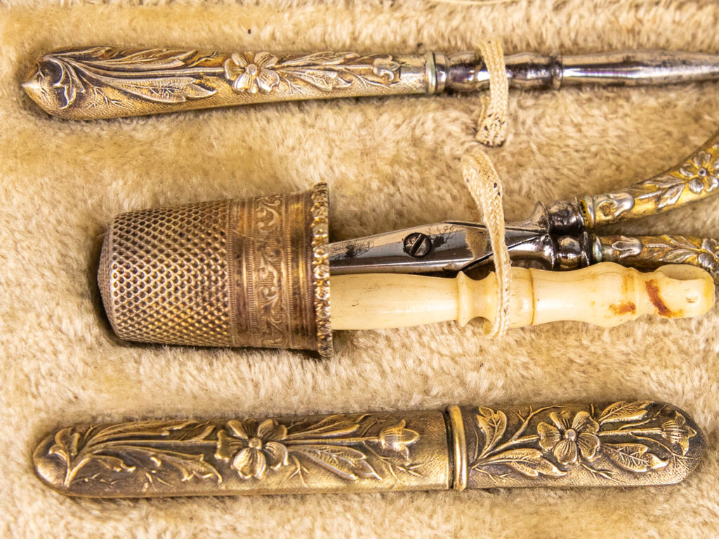 BN4A7251-2 Антикварний срібний набір для шиття