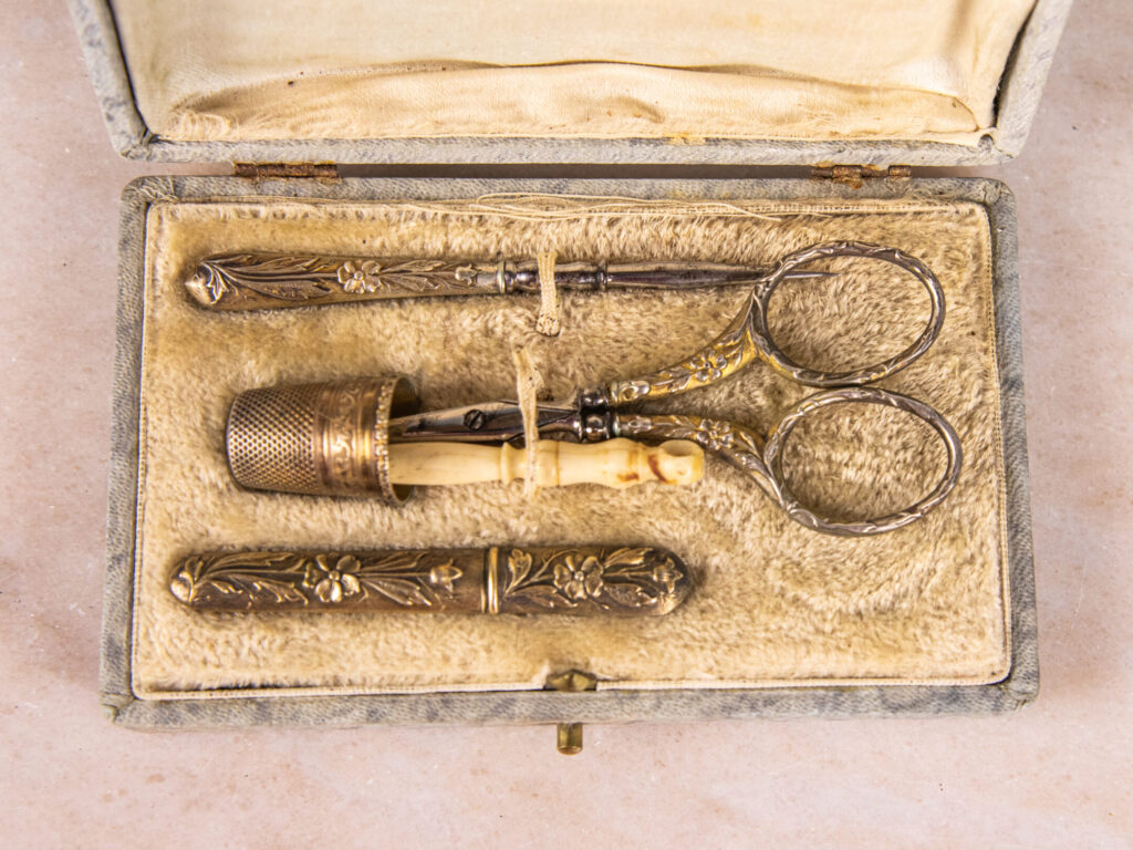 BN4A7253 Антикварний срібний набір для шиття