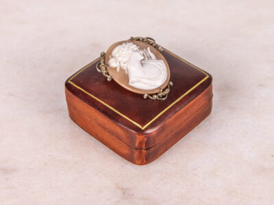 Антикварна брошка