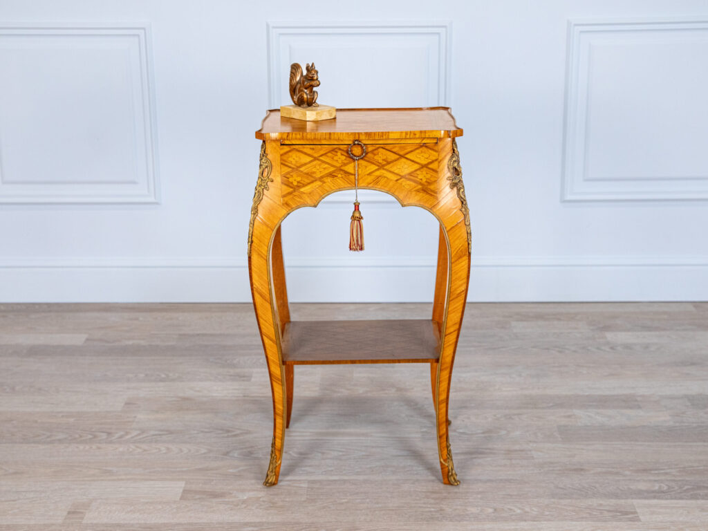 BN4A7785 Столик у стилі Людовика XV
