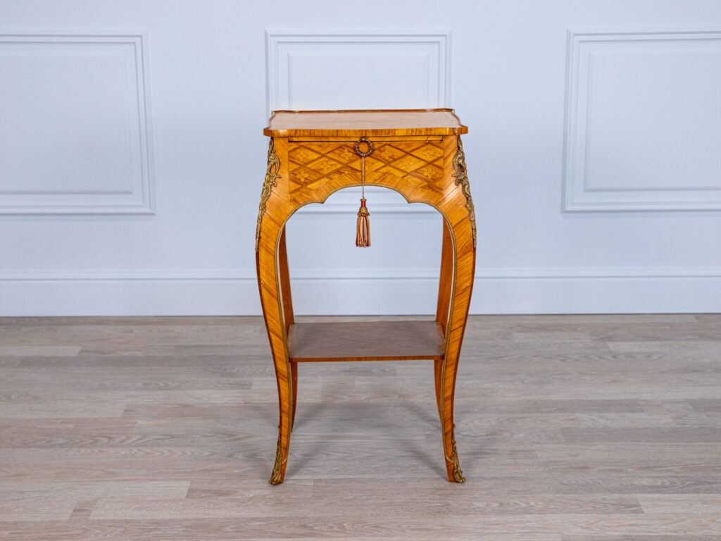 BN4A7788 Столик у стилі Людовика XV
