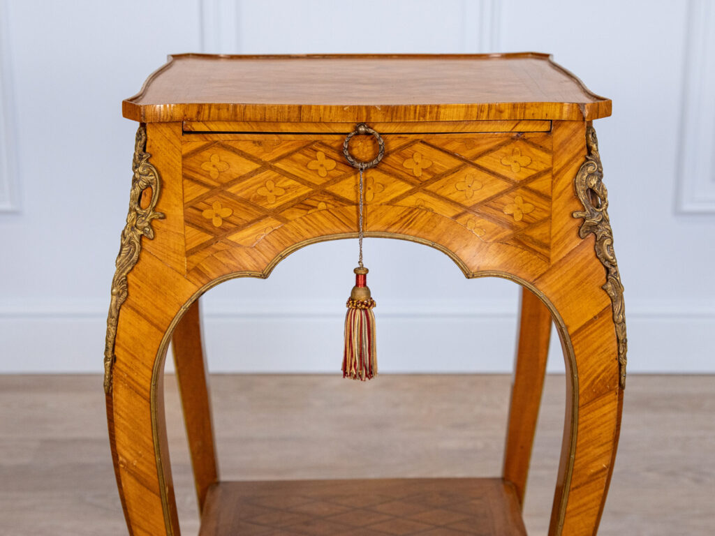 BN4A7791 Столик у стилі Людовика XV