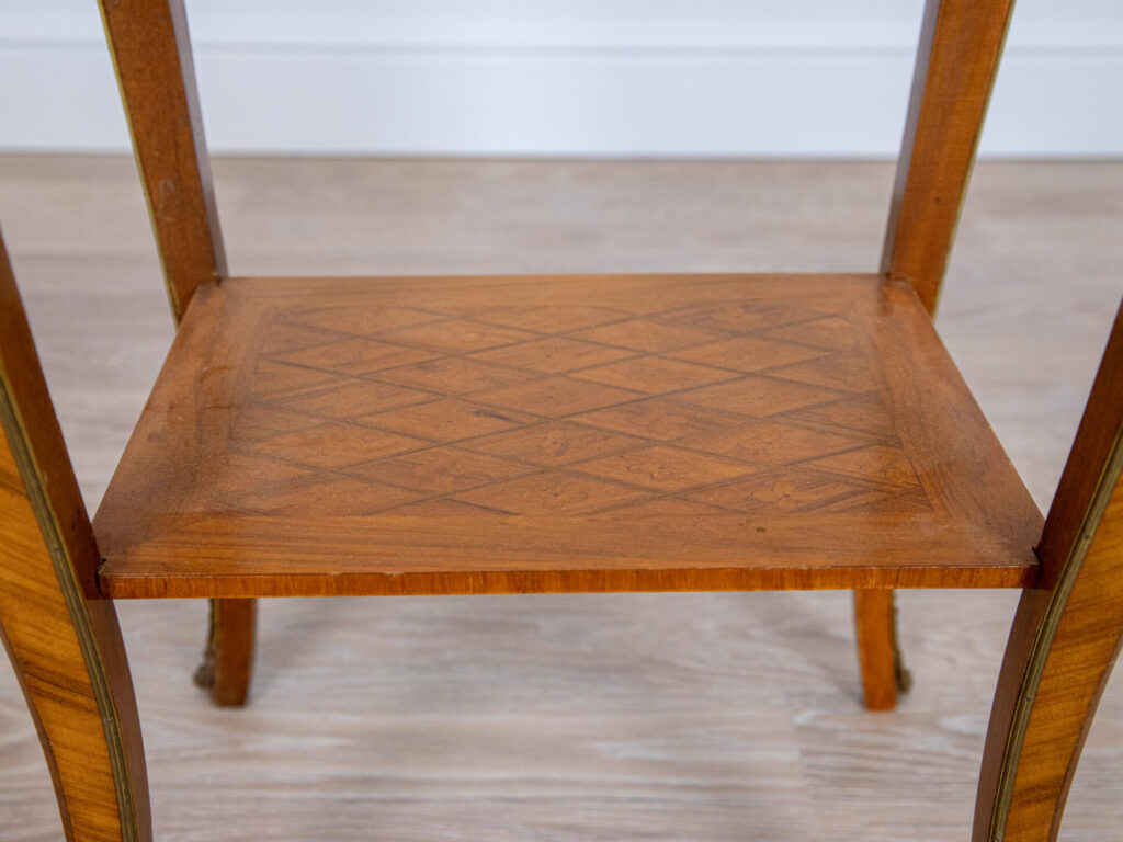 BN4A7794 Столик у стилі Людовика XV