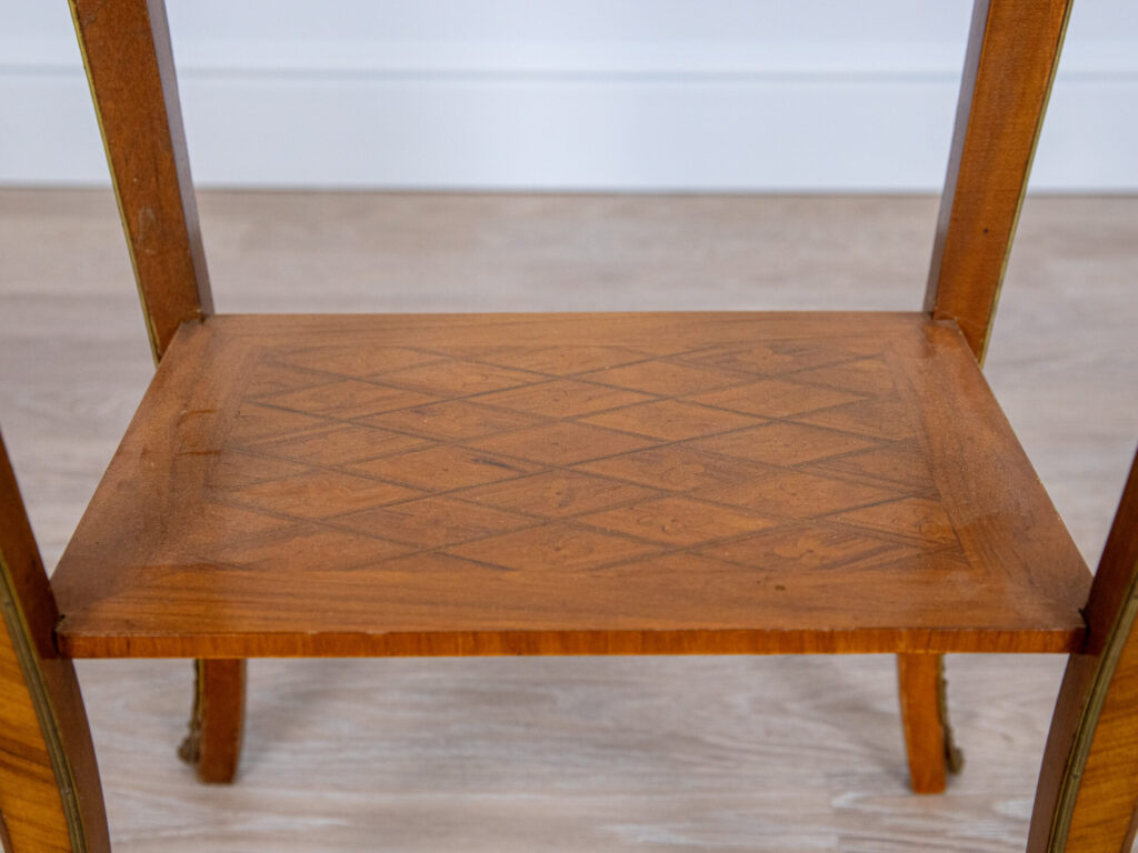 BN4A7795 Столик у стилі Людовика XV