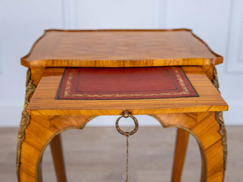 BN4A7796 Столик у стилі Людовика XV