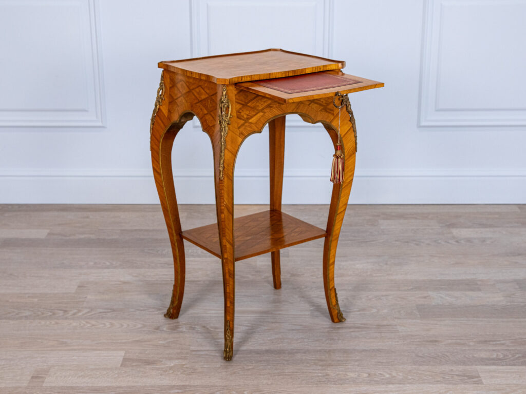 BN4A7798 Столик у стилі Людовика XV