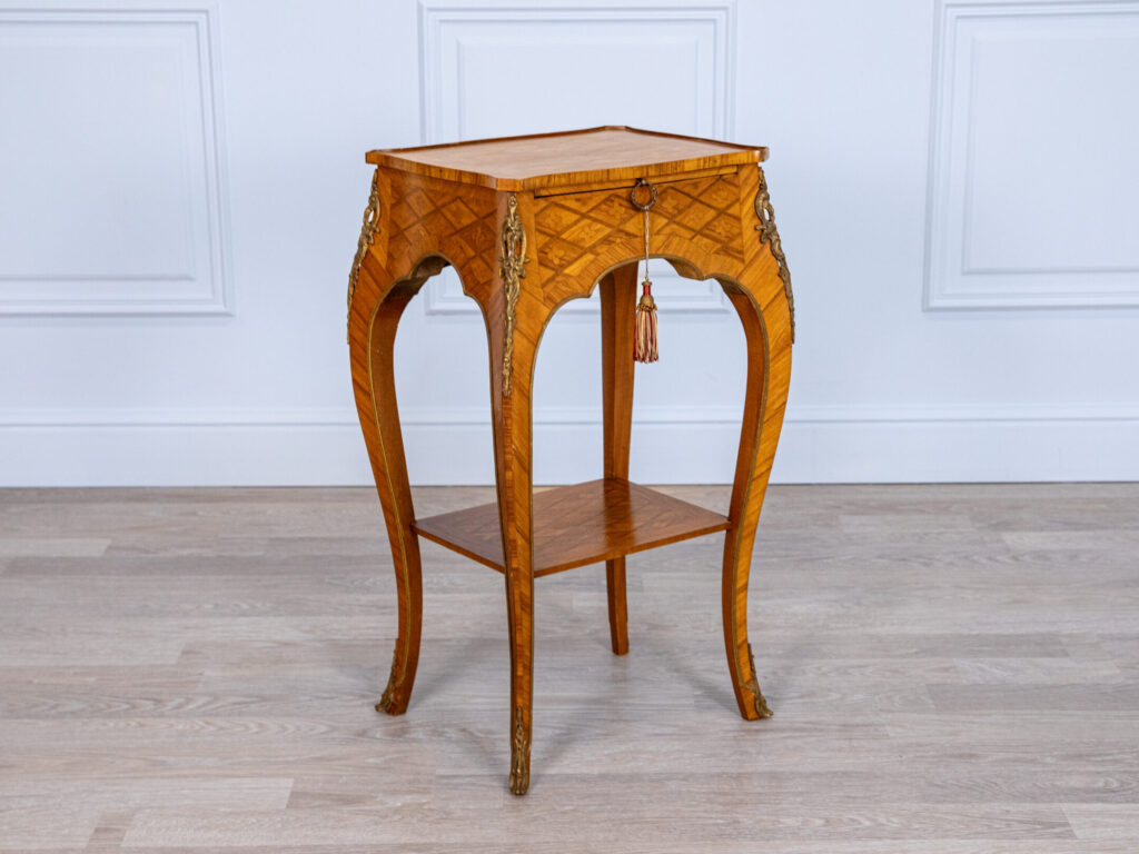 BN4A7801 Столик у стилі Людовика XV