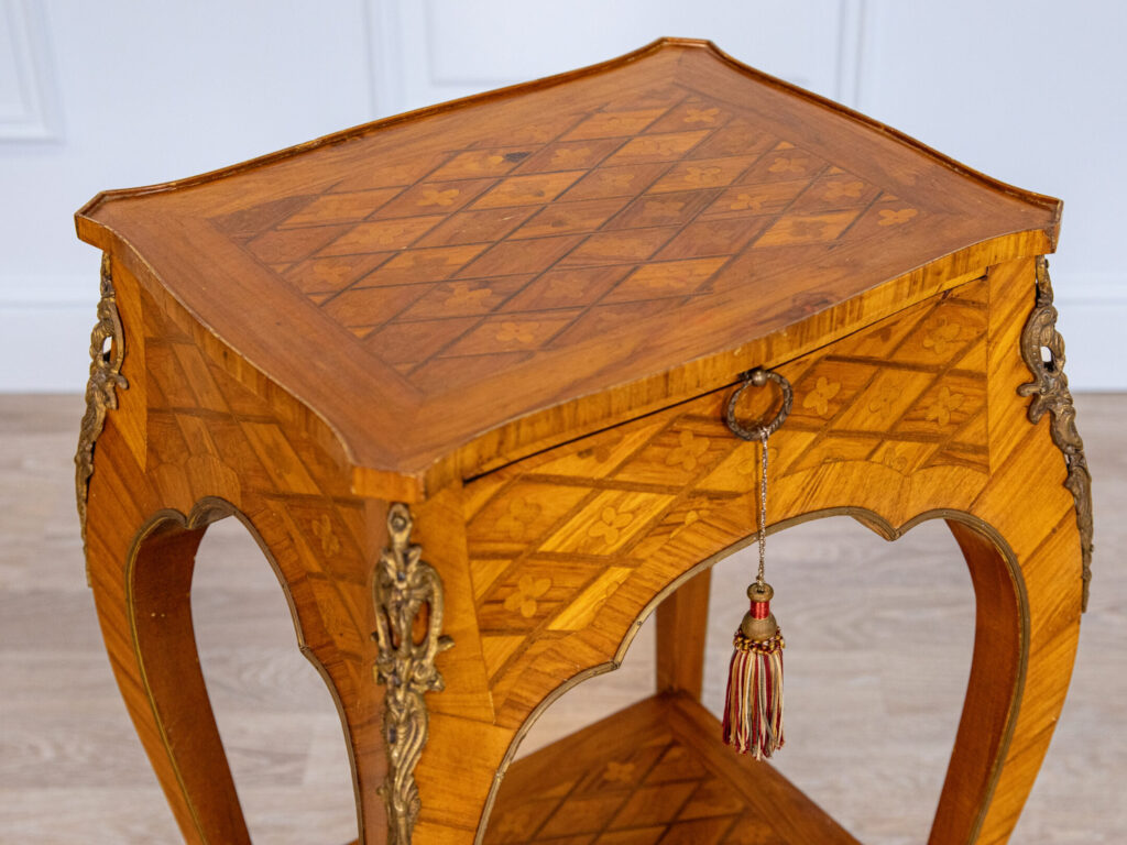 BN4A7806 Столик у стилі Людовика XV