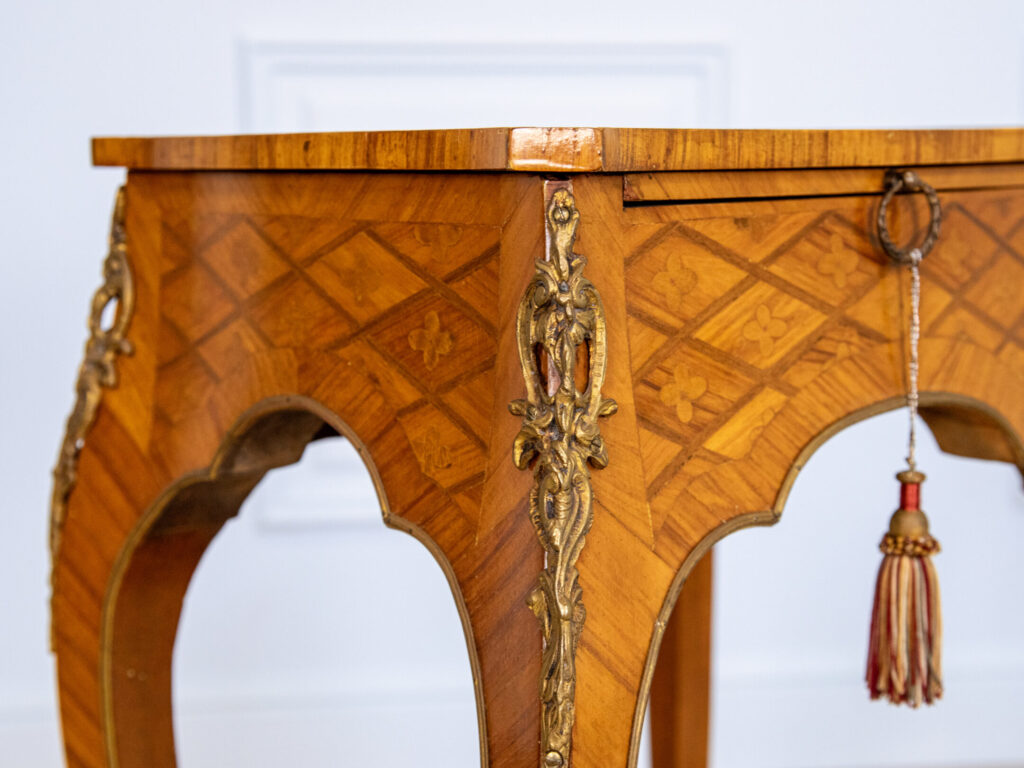 BN4A7810 Столик у стилі Людовика XV