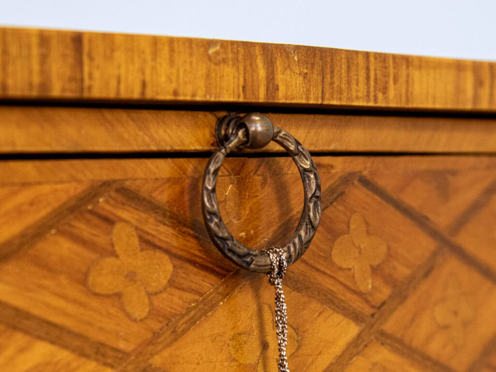 BN4A7812 Столик у стилі Людовика XV