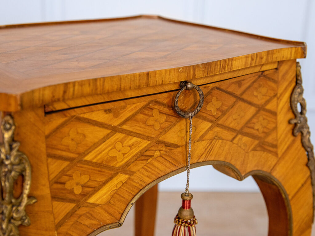 BN4A7816 Столик у стилі Людовика XV